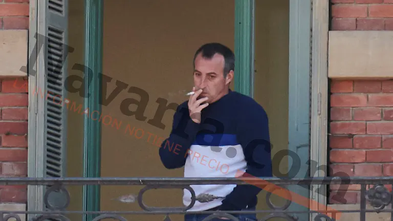 El &uacute;ltimo jefe de ETA, David Pla Mart&iacute;n, fuma un cigarro en el balc&oacute;n de la sede de Sortu en Pamplona, con vistas a la plaza de San Francisco de la capital navarra. FOTO PABLO LASAOSA