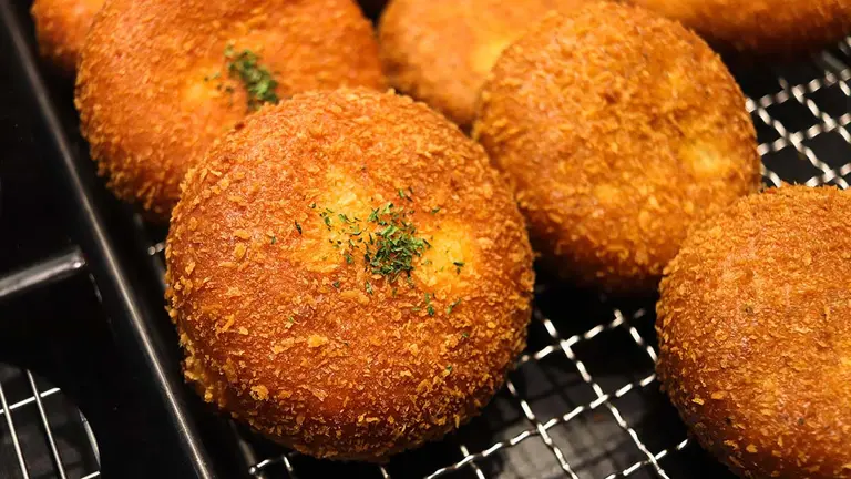 Una croquetas en una freidora. ARCHIVO