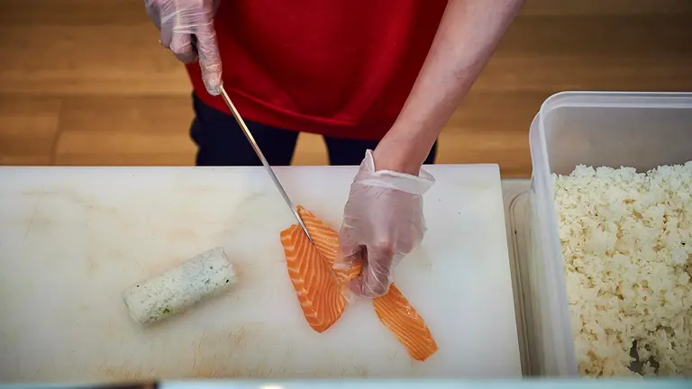 Uno de los trabajadores del nuevo restaurante Sushi House, ubicado en el Paseo de Sarasate.  PABLO LASAOSA