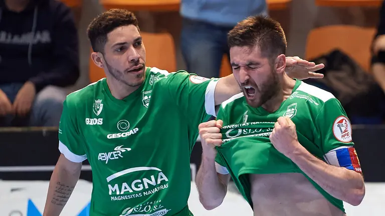 Wanderson abraza a Roberto Martil en el partido entre Osasuna Xota y AD Sala Zaragoza disputado en el Pabell&oacute;n Anaitasuna de Pamplona. MIGUEL OS&Eacute;S