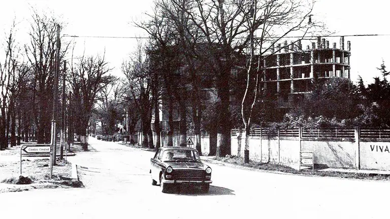 Carretera de circunvalaci&oacute;n en el cruce con la avenida de Bayona en 1966. Libro 'Pamplona calles y barrios' de Jos&eacute; Joaqu&iacute;n Arazuri.