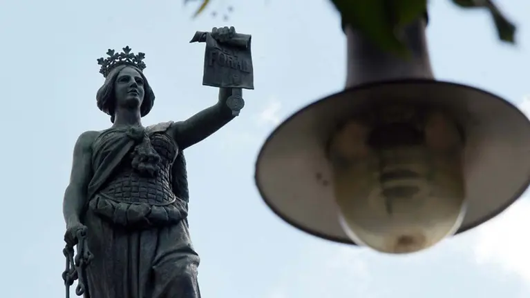 ESTATUA DE LOS FUEROS