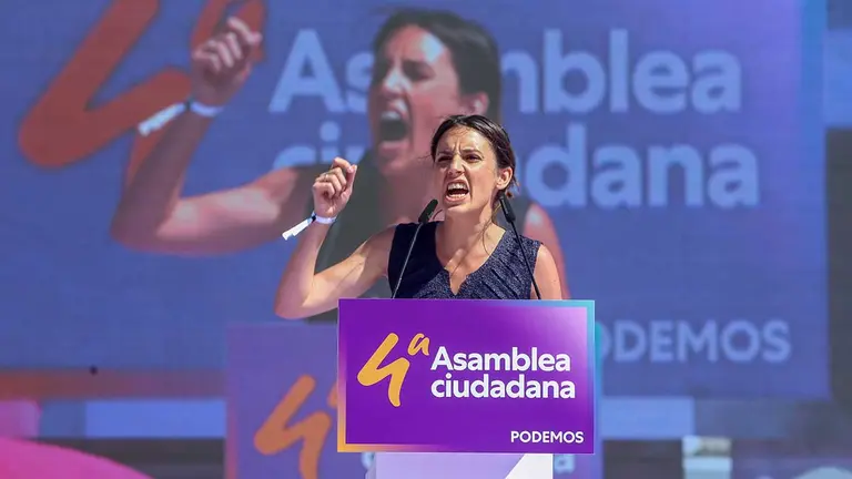 La ministra de Igualdad, Irene Montero, interviene en la IV Asamblea Ciudadana Estatal de Podemos, a 13 de junio de 2021, en el Auditorio Parque de Luc&iacute;a de Alcorc&oacute;n, Alcorc&oacute;n, Madrid, (Espa&ntilde;a). El encuentro se realiza con el fin de cerrar el proceso asambleario y proclamar el resultado de las votaciones que den paso al nombramiento de un nuevo l&iacute;der para la formaci&oacute;n, tras siete a&ntilde;os dirigido por Pablo Iglesias, cofundador del partido y que renunci&oacute; a la pol&iacute;tica tras las elecciones madrile&ntilde;as del pasado 4 de mayo. En el acto adem&aacute;s se realizar&aacute;n, una serie de ponencias pol&iacute;ticas y debates con las bases del partido sobre feminismo, cambios social, alianzas estrat&eacute;gicas, municipalismo, salud mental y las medidas de apoyo a la juventud, entre otras cuestiones.
13 JUNIO 2021;ASAMBLEA;PODEMOS;NUEVO L&Iacute;DER
Ricardo Rubio / Europa Press
13/6/2021