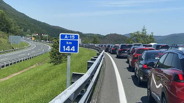 Cientos de navarros, atrapados por un atasco en la A-15 en sentido San Sebasti&aacute;n (3)