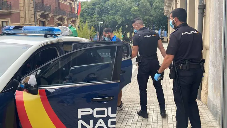 Traslado de uno de los detenidos. POLIC&Iacute;A NACIONAL