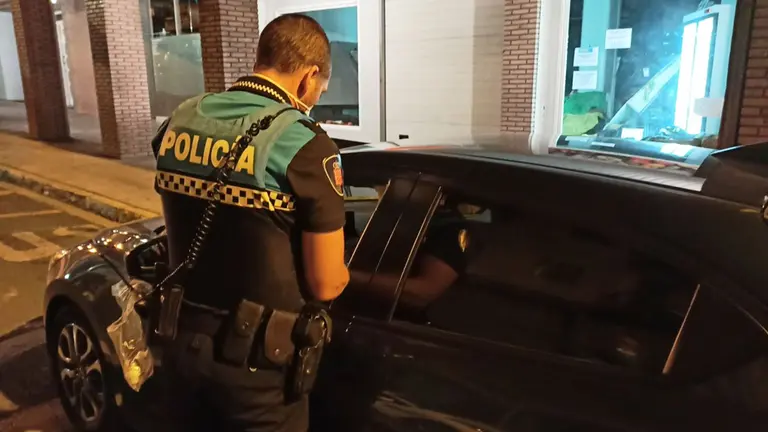 Agentes de polic&iacute;a inmovilizan un veh&iacute;culo. POLIC&Iacute;A LOCAL DE TUDELA