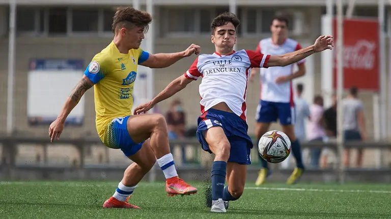 Partido de futbol entre la Mutilvera y Naxara disputado en las instalaciones de Tajonar. MIGUEL OS&Eacute;S