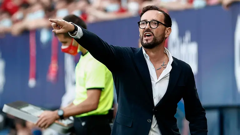 El entrenador del Valencia Jos&eacute; Bordalas da indicaciones a sus jugadores durante el partido disputado esta tarde ante el Valencia, en el Estadio de El Sadar, correspondiente a la cuarta jornada de la Liga Santander. EFE/Jes&uacute;s Diges.