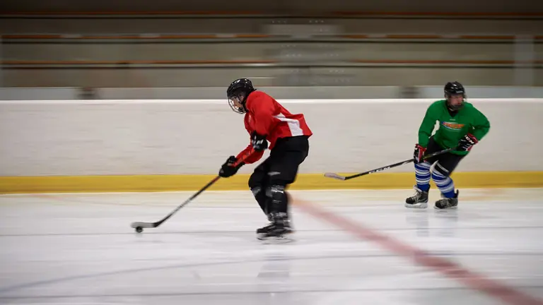 Equipo Navarro de Hockey sobre hielo entrena en la pista de hielo de Itaroa. MIGUEL OS&Eacute;S