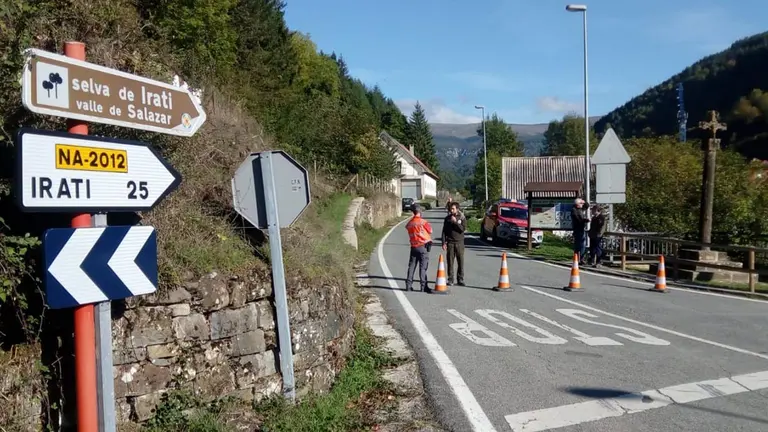 La Polic&iacute;a Foral corta el enlace de la NA-2012 hacia la Selva de Irati. POLIC&Iacute;A FORAL