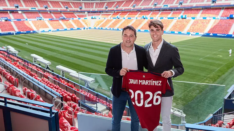 Braulio Vázquez y Javi Martínez en el Sadar. @CAOsasuna.