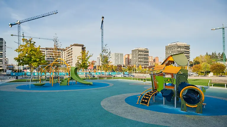 Parque infantil en el barrio pamplon&eacute;s de Lezkairu. PABLO LASAOSA