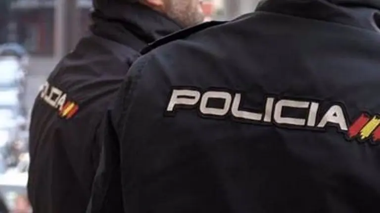 Detienen a un joven por maltrato a su madre en Las Palmas de Gran Canaria.

Agentes de la Policía Nacional han detenido a un hombre, de 23 años y sin antecedentes policiales, como presunto autor de un delito de malos tratos hacia su madre, con la que convivía en el domicilio familiar ubicado en el barrio de La Isleta, en Las Palmas de Gran Canaria.

CASTILLA Y LEÓN ESPAÑA EUROPA VALLADOLID SOCIEDAD
POLICÍA NACIONAL DE VALLADOLID.