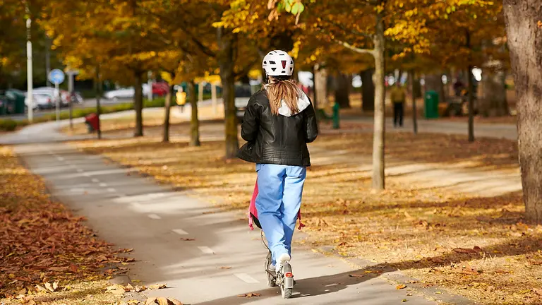 Una conductora conduce un patinete el&eacute;ctrico. PABLO LASAOSA