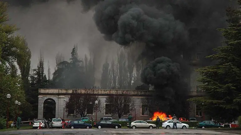 El sexto y &uacute;ltimo atentado de ETA en la Universidad de Navarra con un coche bomba. TWITTER