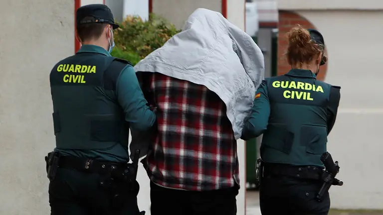 El hombre de 54 a&ntilde;os detenido como presunto autor del homicidio de un ni&ntilde;o de 9 a&ntilde;os en Lardero (La Rioja) el pasado jueves, ha pasado este domingo a disposici&oacute;n del Juzgado de Instrucci&oacute;n n&uacute;mero 2 de Logro&ntilde;o. El detenido, quien estaba en libertad condicional desde abril de 2020, ha salido, hacia las 10:25 horas, de las dependencias de la Guardia Civil en Logro&ntilde;o en un coche de la Benem&eacute;rita, con destino al Palacio de Justicia de La Rioja, que se encuentra a unos 400 metros de distancia. EFE/Javier Belver