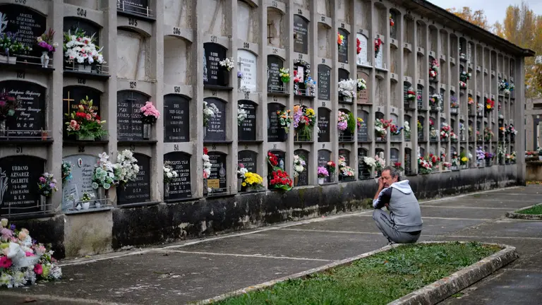 Dia de todos los santos en el cementerio de Pamplona. MIGUEL OS&Eacute;S