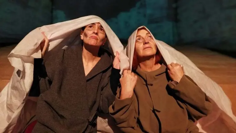&Aacute;tikus Teatro estrena en el Gayarre 'Ellas solas', protagonizada por dos mujeres que escapan de una residencia. CEDIDA