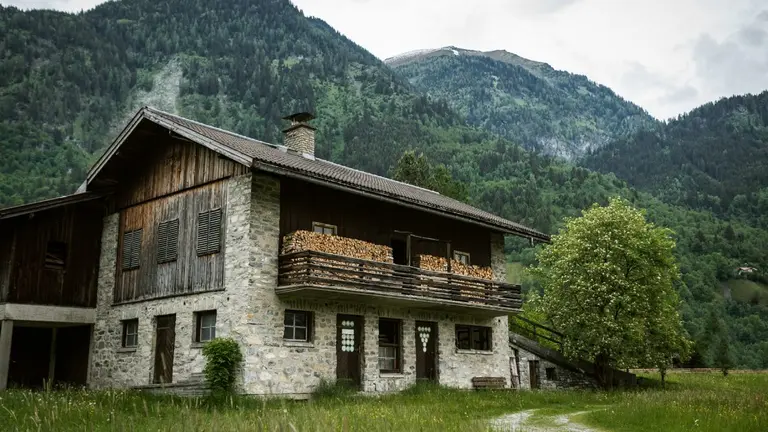 Una casa rural rodeada de montañas. ARCHIVO