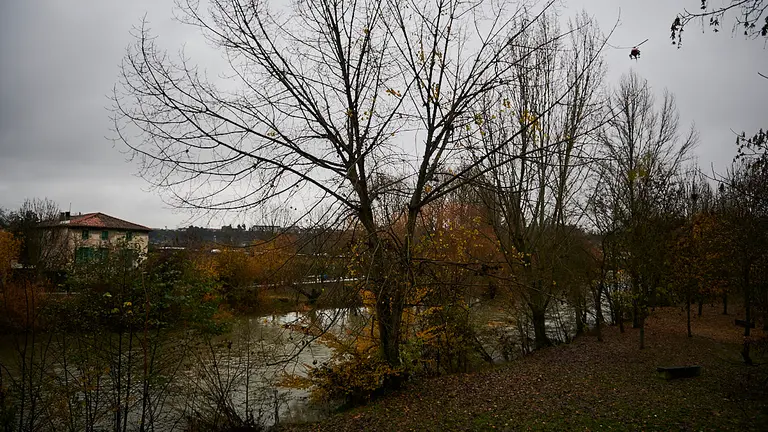 Dispositivo de búsqueda de Bomberos para encontrar al hombre desaparecido de 74 años hace unos días en Pamplona. PABLO LASAOSA