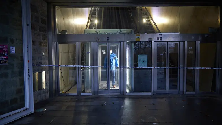 El ascensor de Descalzos ha sido cerrado por la Polic&iacute;a Municipal debido a la crecida del r&iacute;o Arga. I&Ntilde;IGO ALZUGARAY