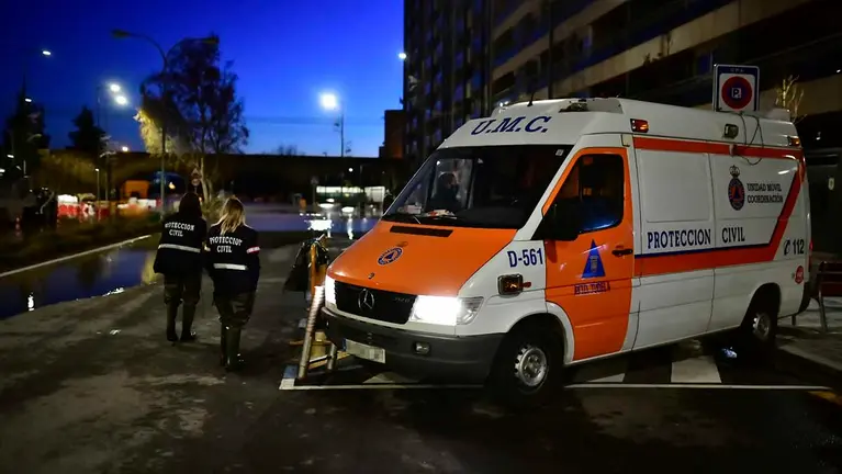 Una ambulancia de Protecci&oacute;n Civil, a 12 de diciembre de 2021, en Tudela, Navarra (Espa&ntilde;a). La Agencia Estatal de Meteorolog&iacute;a (AEMET) espera que el tiempo se estabilice este domingo, cuando ir&aacute;n remitiendo las precipitaciones aunque los fen&oacute;menos costeros pondr&aacute;n en riesgo (nivel amarillo) a nueve provincias.
12 DICIEMBRE 2021;TUDELA;NAVARRA;TEMPORAL;EBRO
Iv&aacute;n Delgado / Europa Press
12/12/2021