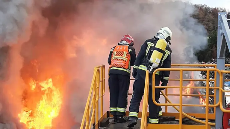 Incendio en la empresa de Gesti&oacute;n de Residuos Medenasa en Berrioplano. BOMBEROS NAVARRA