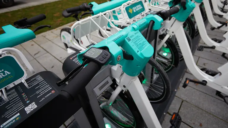 Presentaci&oacute;n del nuevo servicio p&uacute;blico de alquiler de bicicletas el&eacute;ctricas , con el alcalde de Pamplona, Enrique Maya, y otros responsables del servicio. I&Ntilde;IGO ALZUGARAY