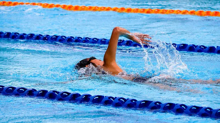 Una mujer hace nataci&oacute;n en una piscina cubierta. ARCHIVO