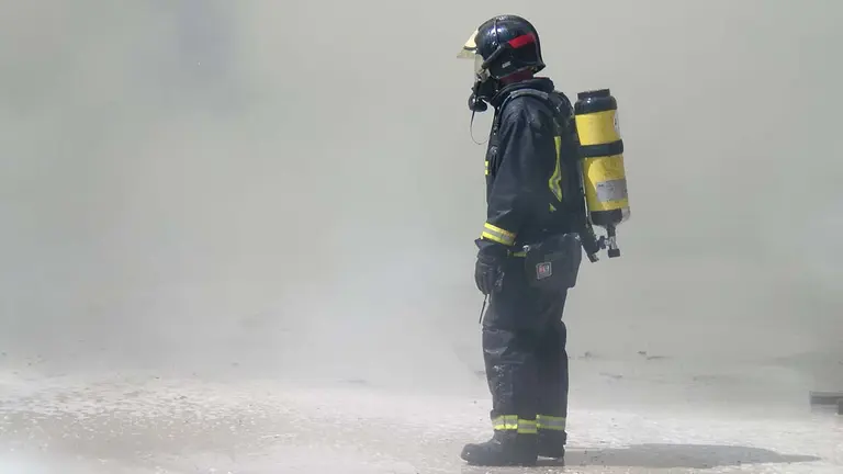 Un bombero durante el incendio en la empresa de Gesti&oacute;n de Residuos Medenasa en Berrioplano, ya controlado. BOMBEROS DE NAVARRA