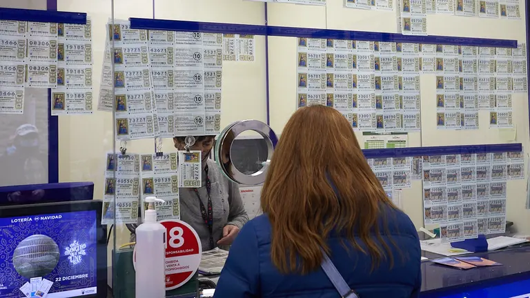 Venta de Loter&iacute;a de Navidad en la administraci&oacute;n n&uacute;mero 10 de Pamplona. I&Ntilde;IGO ALZUGARAY