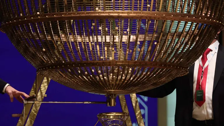 Preparativos de los bombos minutos antes del inicio de la celebración del Sorteo Extraordinario de la Lotería de Navidad 2021, en el Teatro Real de Madrid, a 22 de diciembre de 2021, en Madrid, (España). A diferencia del año pasado en el que la evolución de la pandemia hizo imposible la presencia de público, el sorteo de 2021 se celebra con aforo reducido de público. En esta edición se repartirán un total de 2.408 millones de euros en premios, la misma cantidad que en 2020. Entre los premios repartidos por la Lotería de Navidad destaca el popularmente conocido como 'Gordo' de Navidad, el primer premio, de 400.000 euros al décimo.
22 DICIEMBRE 2021;NAVIDAD;LOTERIA;TEATRO REAL;MADRID
Eduardo Parra / Europa Press
22/12/2021