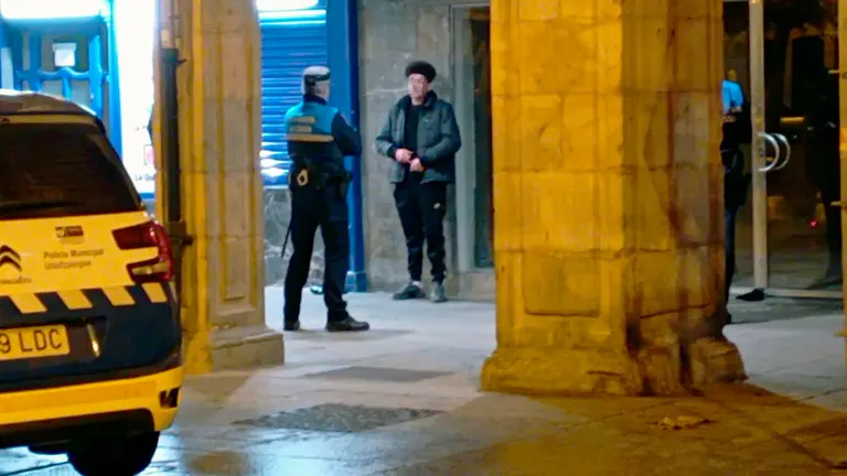 Agentes de la Policía Municipal intervienen durante la noche ante peleas e intentos de robo en el Casco Antiguo. NAVARRA