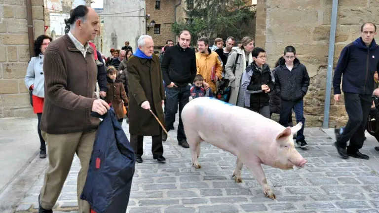 Un momento de la Rifa del Cuto de Artajona en una edición anterior. ARCHIVO