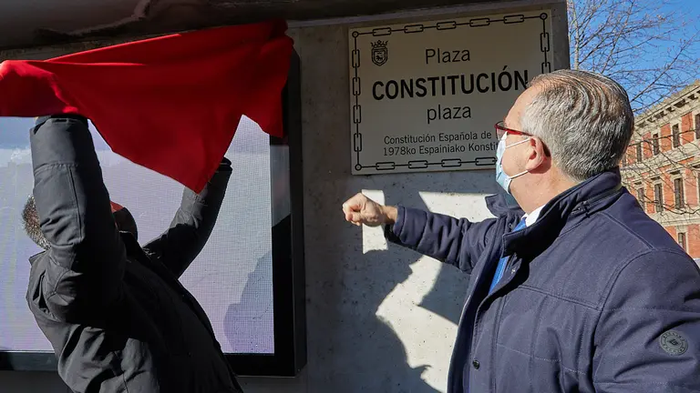 Acto de descubrimiento de la placa que da nombre a la nueva Plaza de la Constituci&oacute;n de Pamplona con la participaci&oacute;n del alcalde de la ciudad, Enrique Maya, y del presidente de Sociedad Civil Navarra, Eduardo L&oacute;pez-D&oacute;riga. I&Ntilde;IGO ALZUGARAY