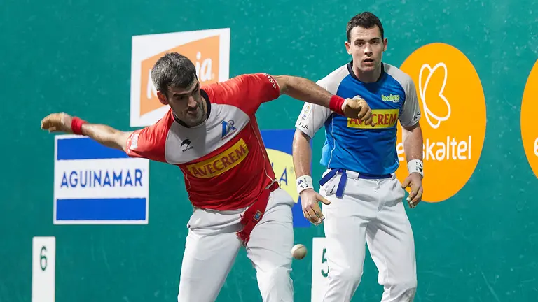 Partido correspondiente a la pen&uacute;ltima jornada del Campeonato de Parejas de Pelota entre Ezkurdia-Tolosa y Jaka-Mariezkurrena celebrado en el front&oacute;n Labrit de Pamplona. I&Ntilde;IGO ALZUGARAY