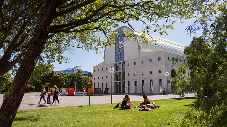 Estudiantes de la Universidad Pública de Navarra en el campus. UPNA