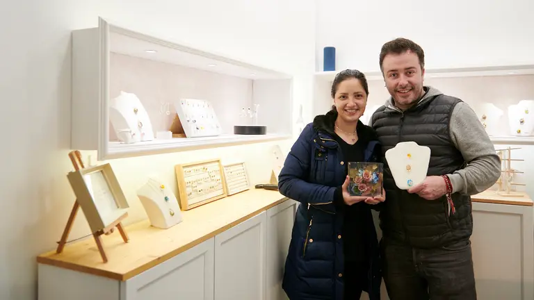 Mara Morais y Juan Jos&eacute; Arizaleta crean joyas con flores navarra en Maramor. IRANZU LARRASOA&Ntilde;A