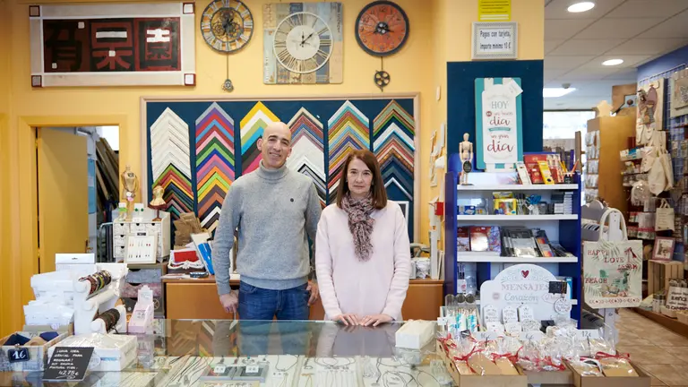 Arantxa Arratibel y Guillermo M&uacute;gica abrieron la tienda de manualidades Ideaarte en 1996. IRANZU LARRASOA&Ntilde;A