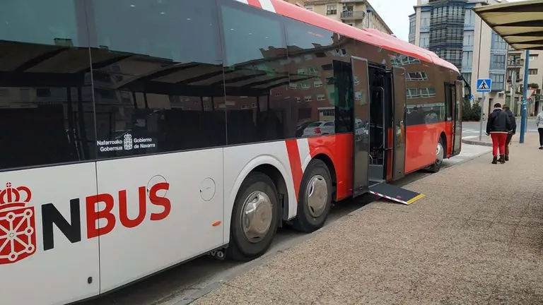 Uno de los veh&iacute;culos del nuevo servicio. GOBIERNO DE NAVARRA

El mi&eacute;rcoles, 23 de marzo, entran en funcionamiento los nuevos servicios de transporte p&uacute;blico por autob&uacute;s que conectar&aacute;n Tafalla con pr&aacute;cticamente el 100% de los n&uacute;cleos de poblaci&oacute;n de la Zona Media, y enlazar&aacute;n con la capital navarra.

ESPA&Ntilde;A EUROPA NAVARRA SOCIEDAD
Gobierno de Navarra