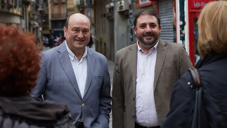 El presidente del PNV en Navarra, Unai Hualde, junto a Andoni Ortuzar en Pamplona. I&Ntilde;IGO ALZUGARAY