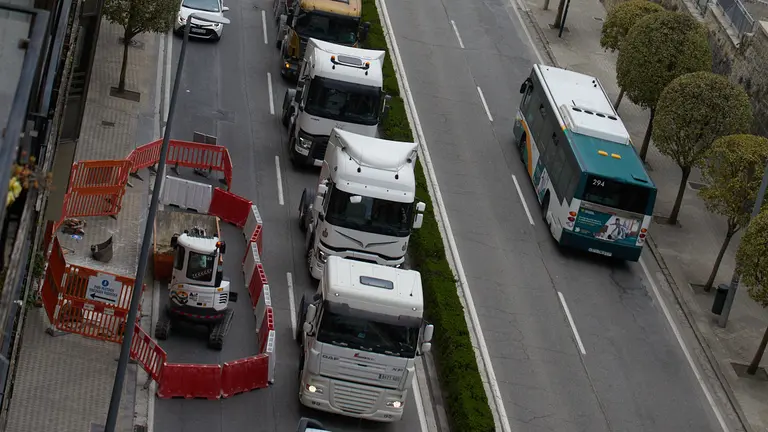Marcha lenta de camiones convocada por Tradisna en protesta por el alto precio de los combustibles. I&Ntilde;IGO ALZUGARAY