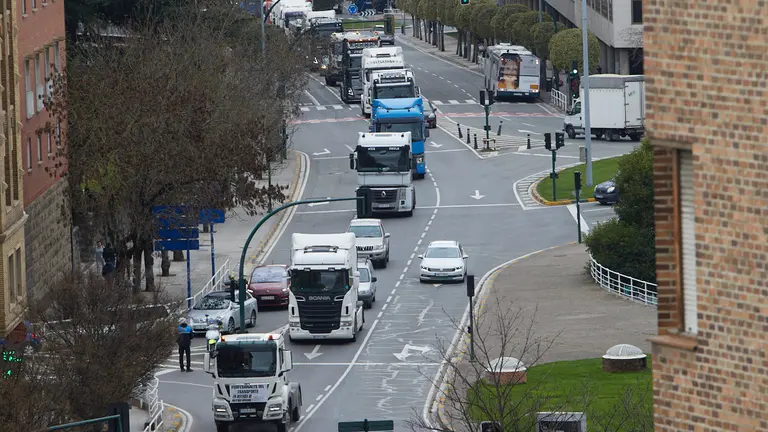 Marcha lenta de camiones convocada por Tradisna en protesta por el alto precio de los combustibles. I&Ntilde;IGO ALZUGARAY