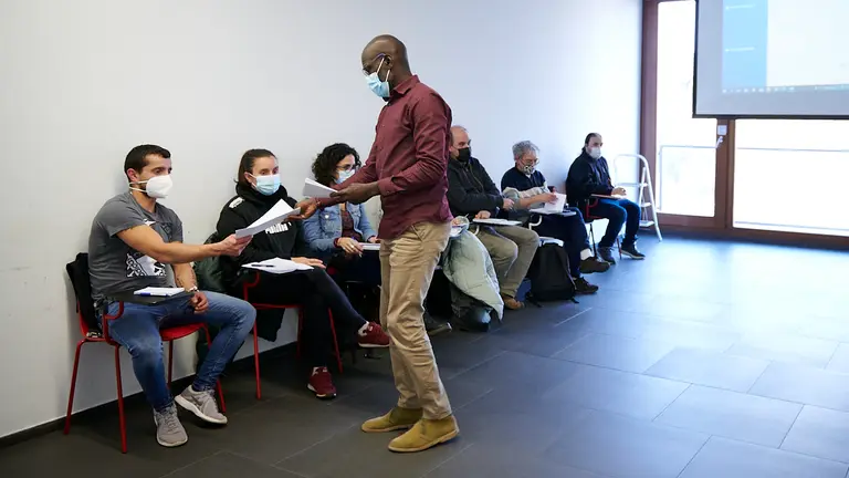 Vecinos de Burlada estudiar&aacute;n el idioma m&aacute;s hablado en Senegal. IRANZU LARRASOA&Ntilde;A