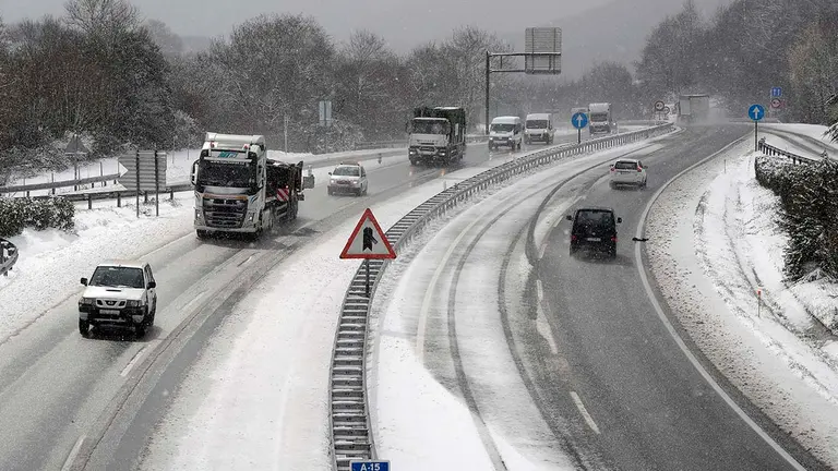 Imagen de la A15 bajo una intensa nevada este viernes en el que la Comunidad Foral se encuentra en alerta naranja por nevadas copiosas en la mitad norte, donde la cota de nieve bajar&aacute; desde los 400-600 metros hasta los 200-500 metros. EFE/Villar L&oacute;pez