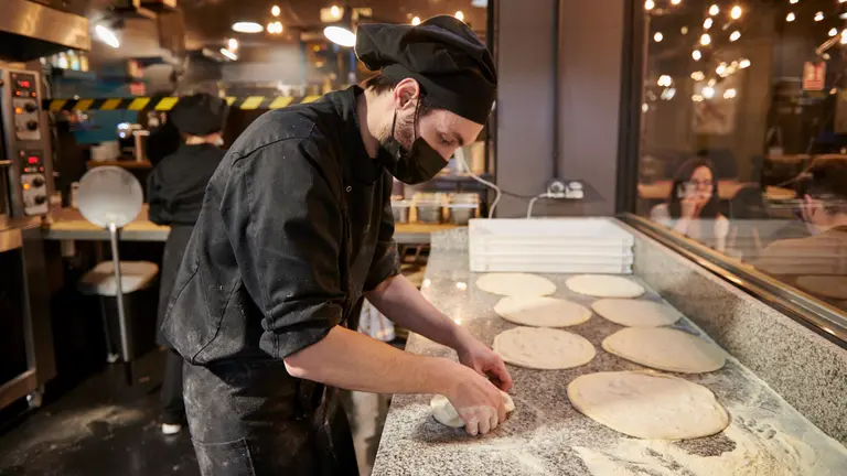 Los obradores de los restaurantes Isla Sicilia est&aacute;n abiertos al p&uacute;blico y permiten ver c&oacute;mo se preparan las pizzas. IRANZU LARRASOA&Ntilde;A