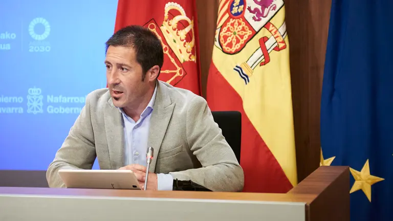 La consejera de Salud, Santos Indur&aacute;in, el subdirector de Urgencias de Navarra, Kiko Betelu, y el presidente de la Federaci&oacute;n Navarra de Municipios y Consejos (FNMC), Juan Carlos Castillo informan sobre la Estrategia Navarra de Atenci&oacute;n a la Urgencia Vital. PABLO LASAOSA