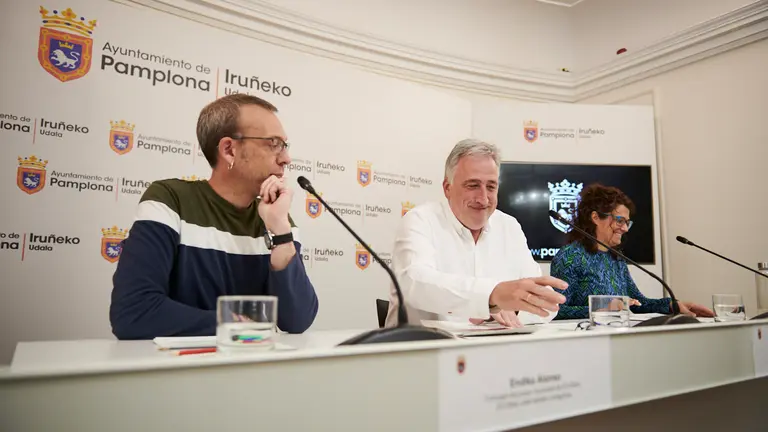 Rueda de prensa del portavoz de EH Bildu en Pamplona, Joseba Asiron, y los concejales Garbi&ntilde;e Bueno y Endika Alonso sobre "irregularidades detectadas en el uso de recursos p&uacute;blicos clave del Ayuntamiento de Pamplona&rdquo;. PABLO LASAOSA