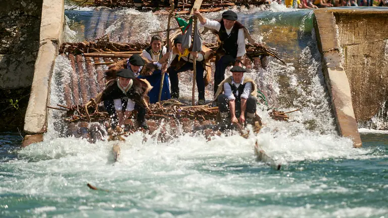 Las almad&iacute;as llegaron pasado el mediod&iacute;a a Burgui con los dos homenajeados. IRANZU LARRASOA&Ntilde;A