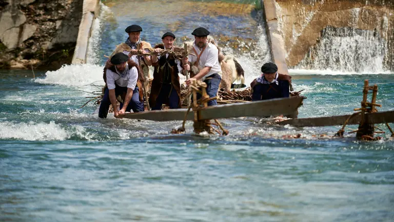 Las almad&iacute;as llegaron pasado el mediod&iacute;a a Burgui con los dos homenajeados. IRANZU LARRASOA&Ntilde;A